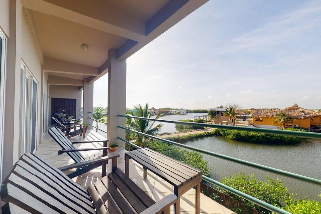 Suite F201 @ Mara Laguna - B&B San Pedro Town
