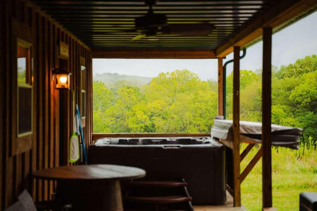 Secluded Hocking Hills Villa with Pond and Hot Tub - B&B Logan