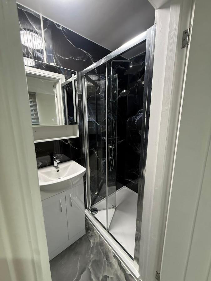 Stylish Studio Flat, private bathroom and patio - Chambres d'hôtes Londres