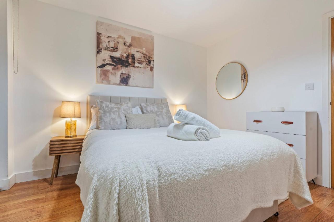 Cozy 2BR Harrow, Sleeps 8, Gym, Near Station - B&B Hatch End