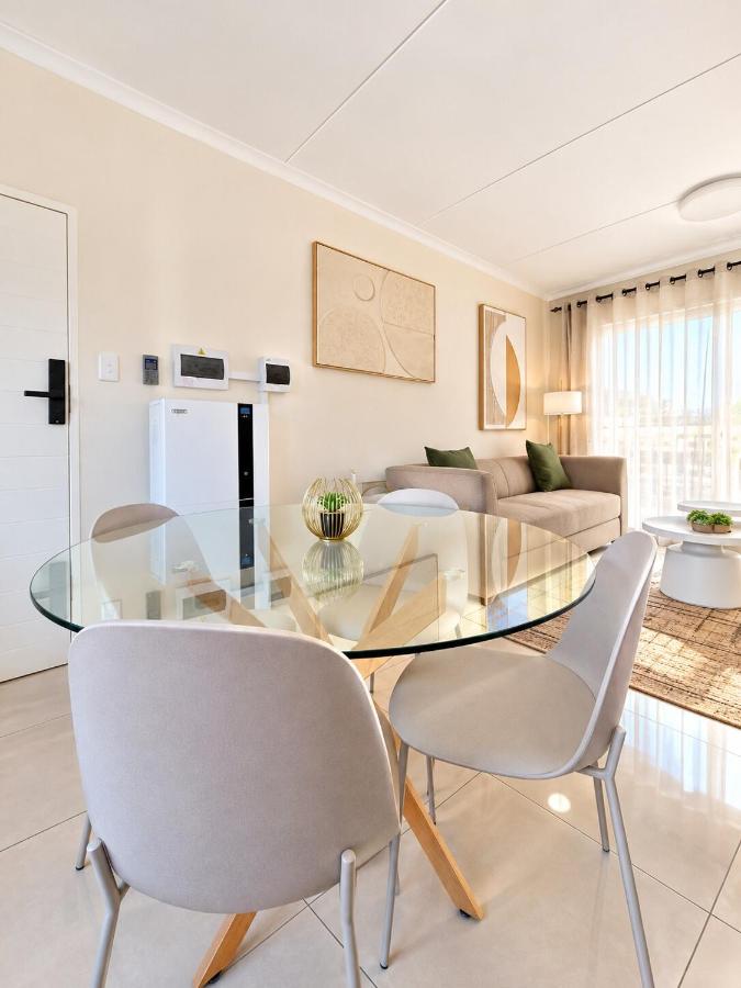 Cozy Family Retreat sleeps 4 has comfortable beds with large dining & living area - B&B Boksburg