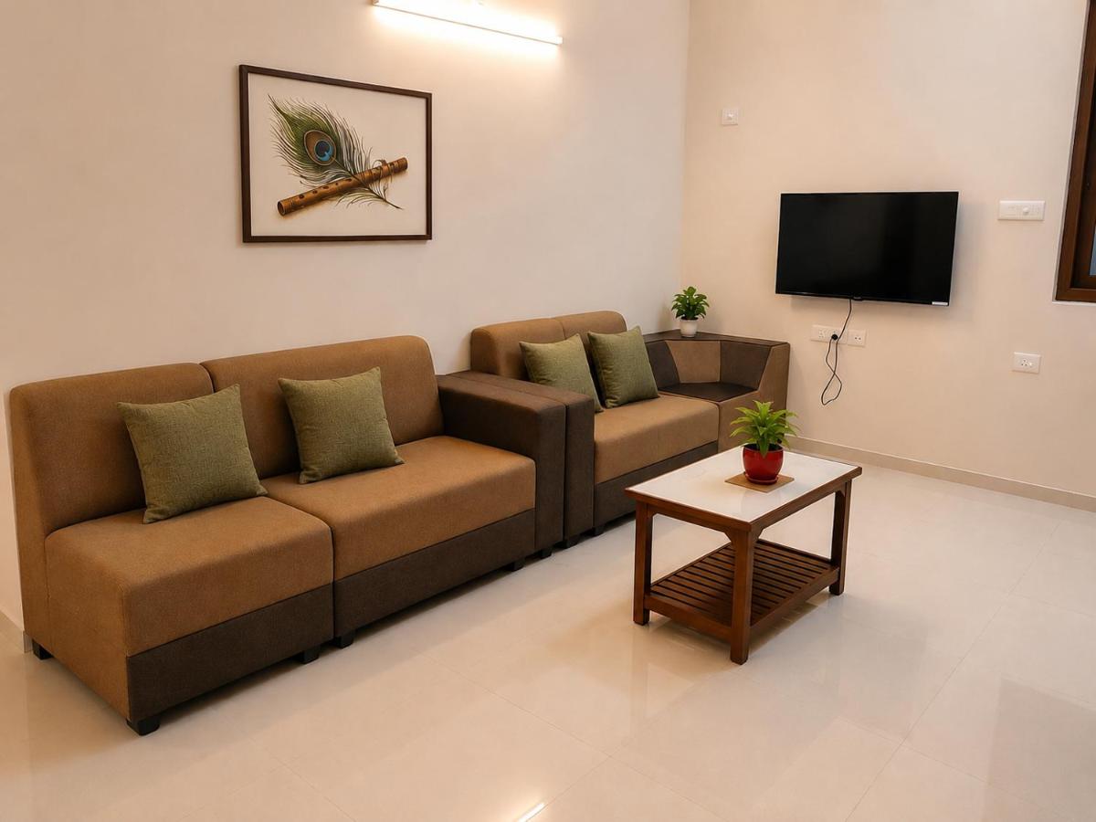 Sri Krishna Sannidhi Inn, Entire Flat 100m from Guruvayur Temple, East Nada - Chambres d'hôtes Guruvāyūr