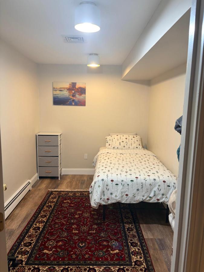 Garden level 2BR apartment with outdoor space - Bed and Breakfast Newton