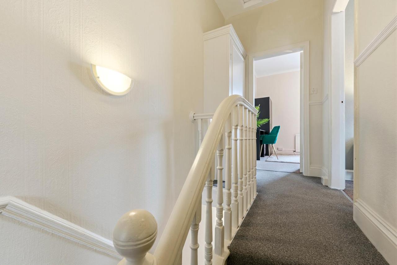 KING BED - Luxury 3BR City House - Fast Wi-Fi - B&B Barrow in Furness