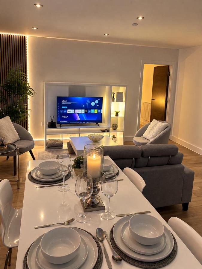 NEW! Top Floor Apt - Old Trafford Views & Parking - B&B Manchester