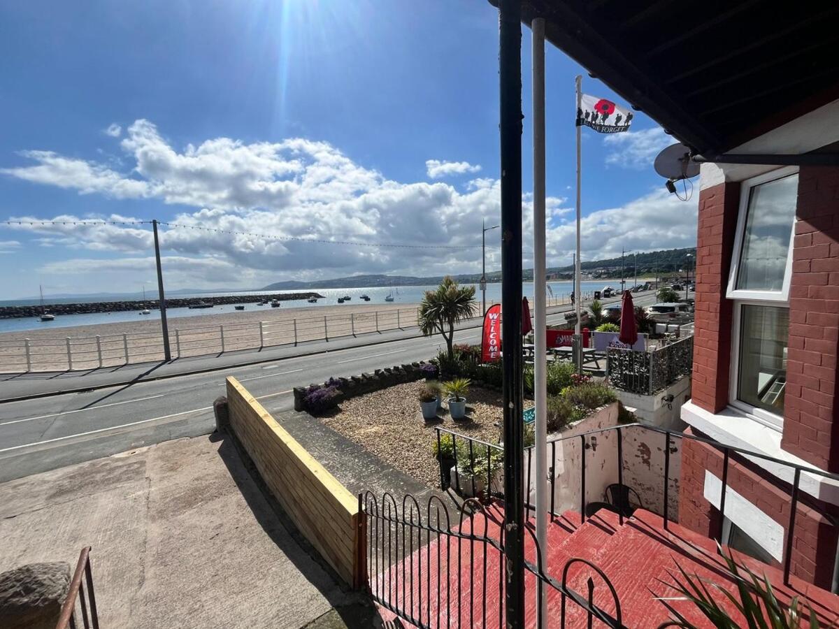 Stunning 2 Bedroom Beach Apartment With Garden - B&B Rhôs-on-Sea