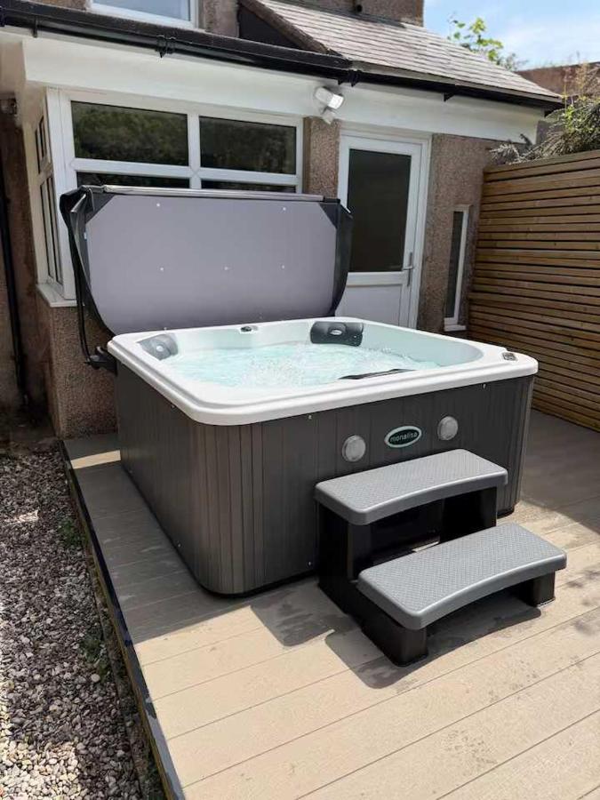 Modern 2 Bedroom Private Detached Cottage With HotTub - B&B Llanddulas