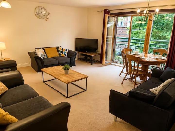 Entire 2 Bed - 6 Guest Apartment Close to Wembley with Free Parking & Fast Access to Central London - Chambres d'hôtes Harrow