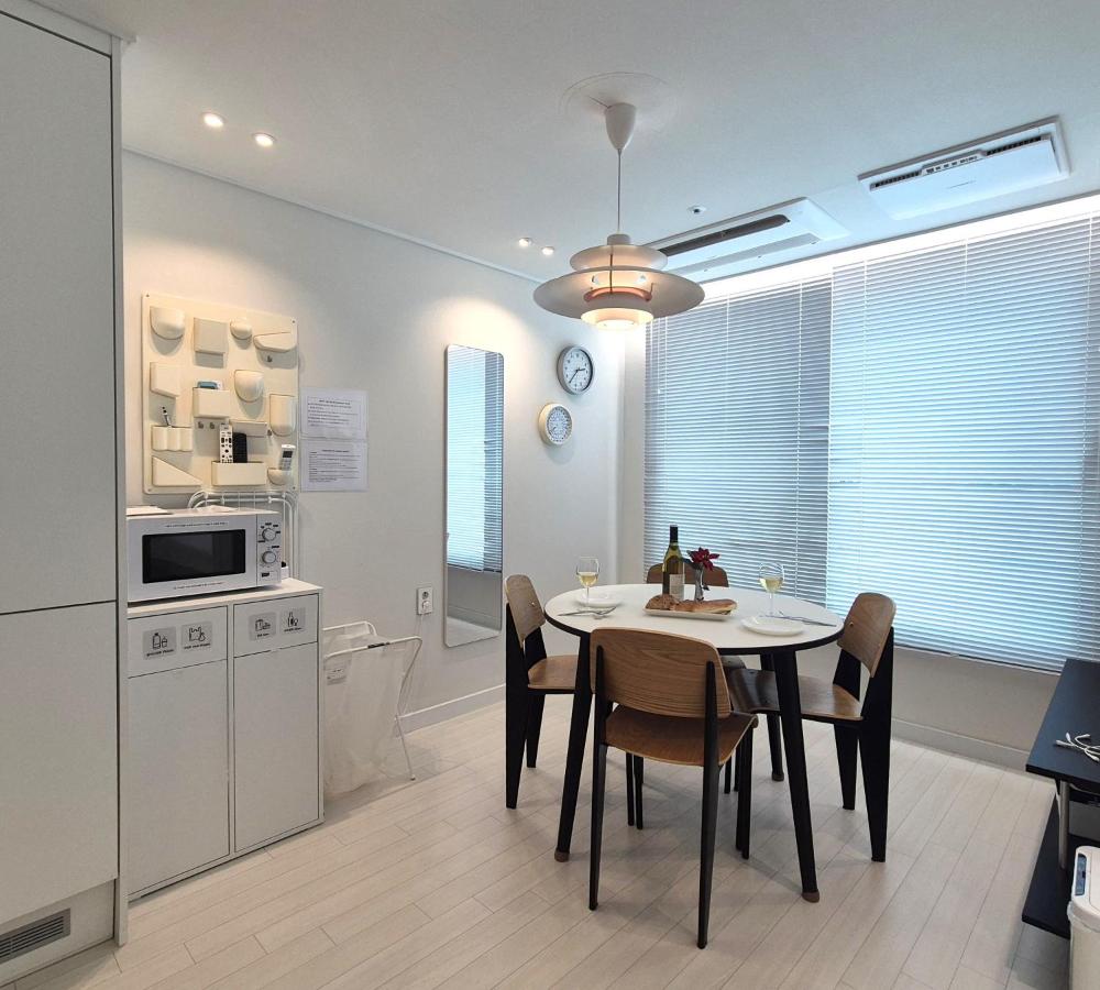 Stay in Seoul, 3 min to Seoul Station, New Apt, 3 Air Conditioners, Elevator, Rooftop, Quiet & Cozy - Bed and Breakfast Seoel