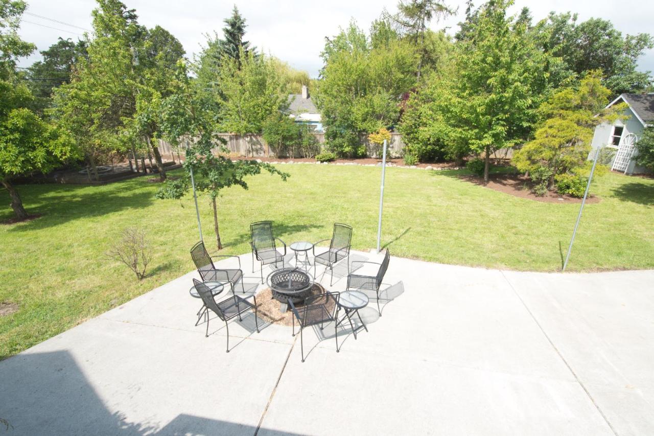 Spacious 5BR 2BA Home - Fenced Yard, BBQ, Fire Pit - B&B Oak Harbor