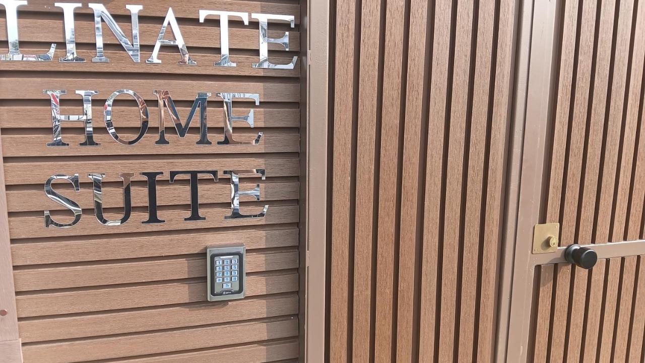 Linate Home Suite & Aparthotel - 10 minutes by walk from-to airport - Con parcheggio sorvegliato in loco e a 10 minuti a piedi da e per aeroporto di Linate metro blu M4 - B&B Linate