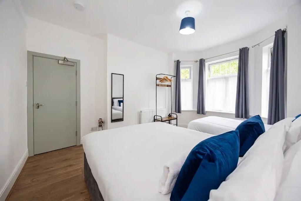 Modern 6BR House with free parking - B&B Manchester