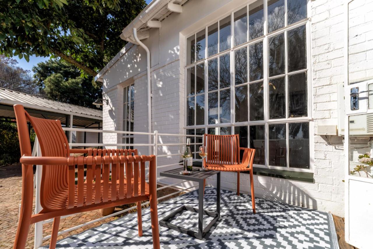 Quiet, Quaint retreat perfect location in Rosebank - B&B Johannesburgo