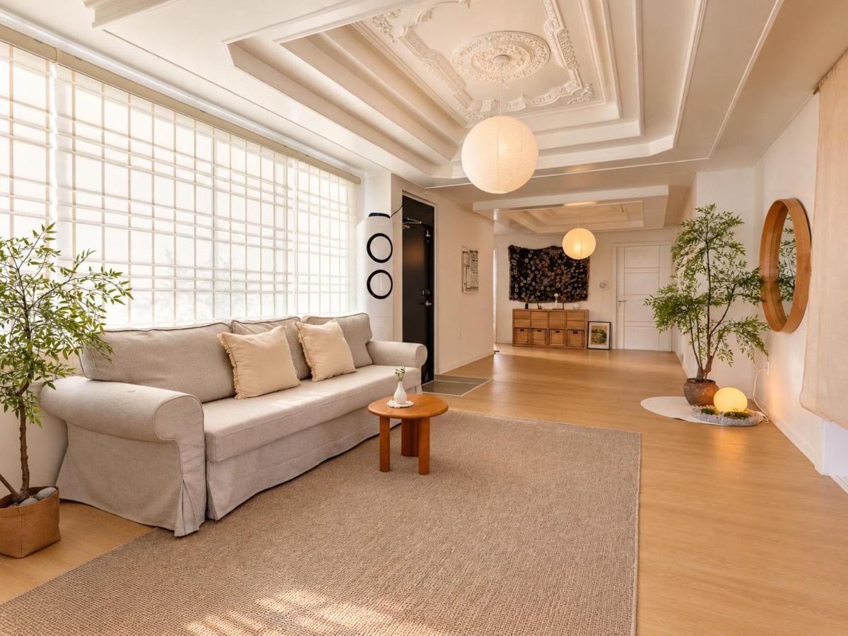 New JAJA Haenggung, SuwonㅣNext to Hwaseong Fortress ㅣ 165 sqm Large SpaceㅣCozy Korean VibeㅣComfortable & Well-keptㅣUp to 16 guestsㅣ2 Free Parkingㅣ2 Bathrooms ㅣ Loved by many guests - Chambres d'hôtes Suwon