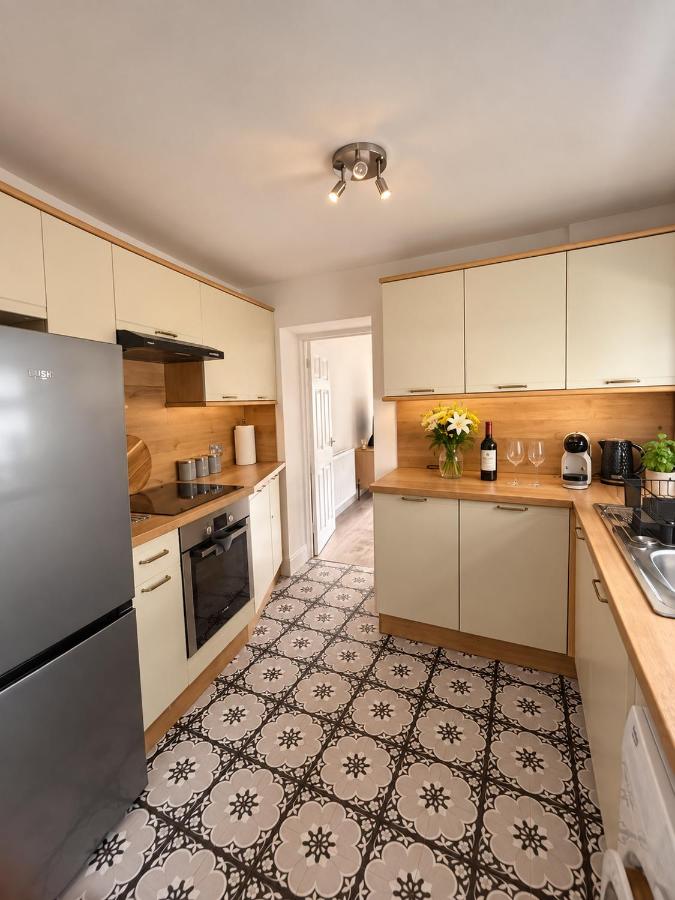 NEW! Beautiful Home I Garden I Parking I Sleeps 6 - B&B Abergavenny