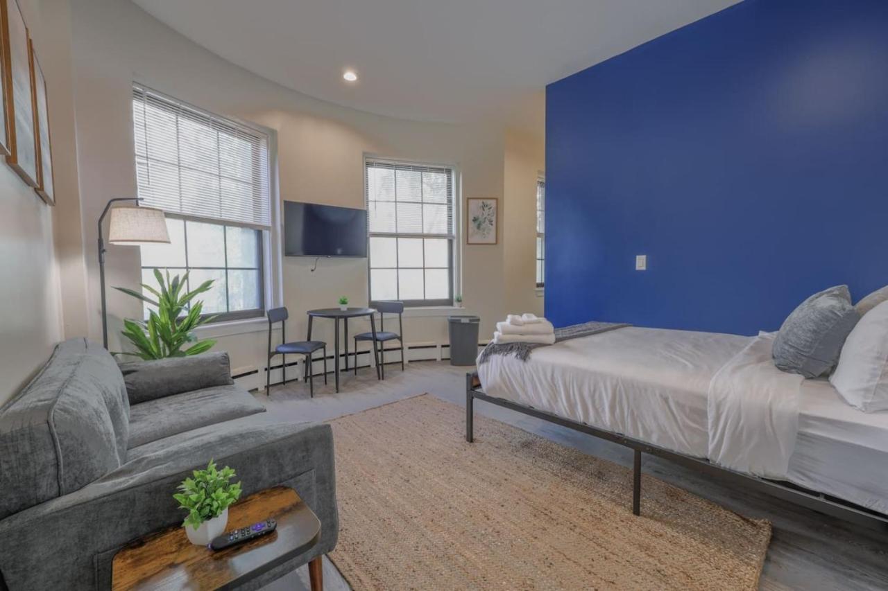 Bold Studio Steps from Back Bay - B&B Boston
