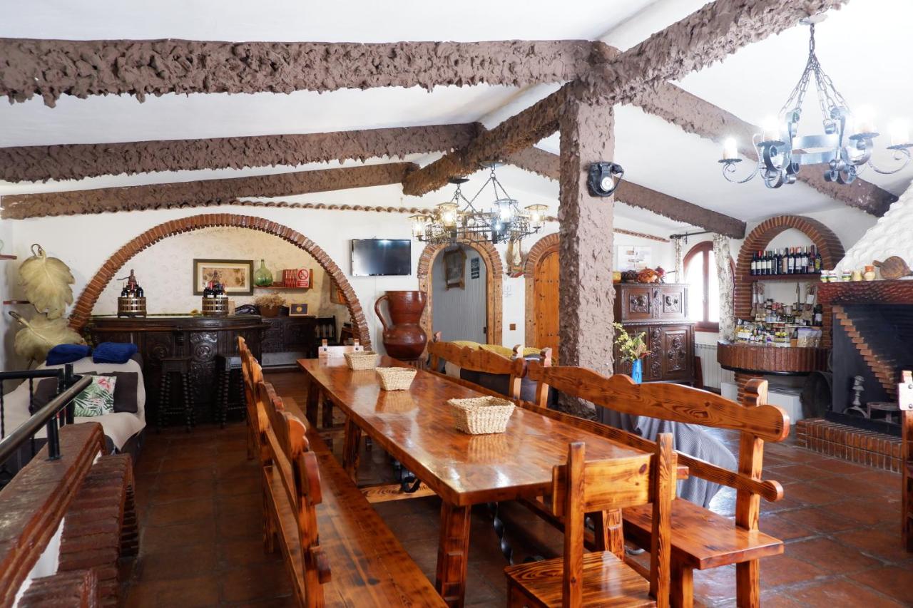 CASA TURÍSTICA Villa Carmen, CON AMPLIO JARDIN QUE INCLUYE BARBACOA, 2 PORCHES, PARKING PRIVADO Y PISCINA - B&B Arenzana de Abajo