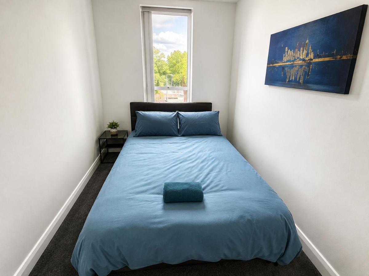 Group Accommodation - Sleeps 10 - Contractors & Families - Full Kitchen, Bathtub, & WiFi - Near Royal Armouries & Leeds City Centre - B&B Beeston