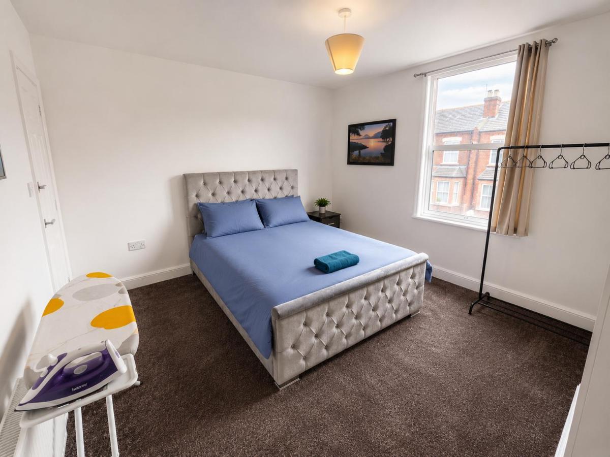 The Big Stay-Contractor & Families - Home for 10 with full Kitchen, fast WiFi & free Parking near Leeds City Centre & M621 - Chambres d'hôtes Beeston