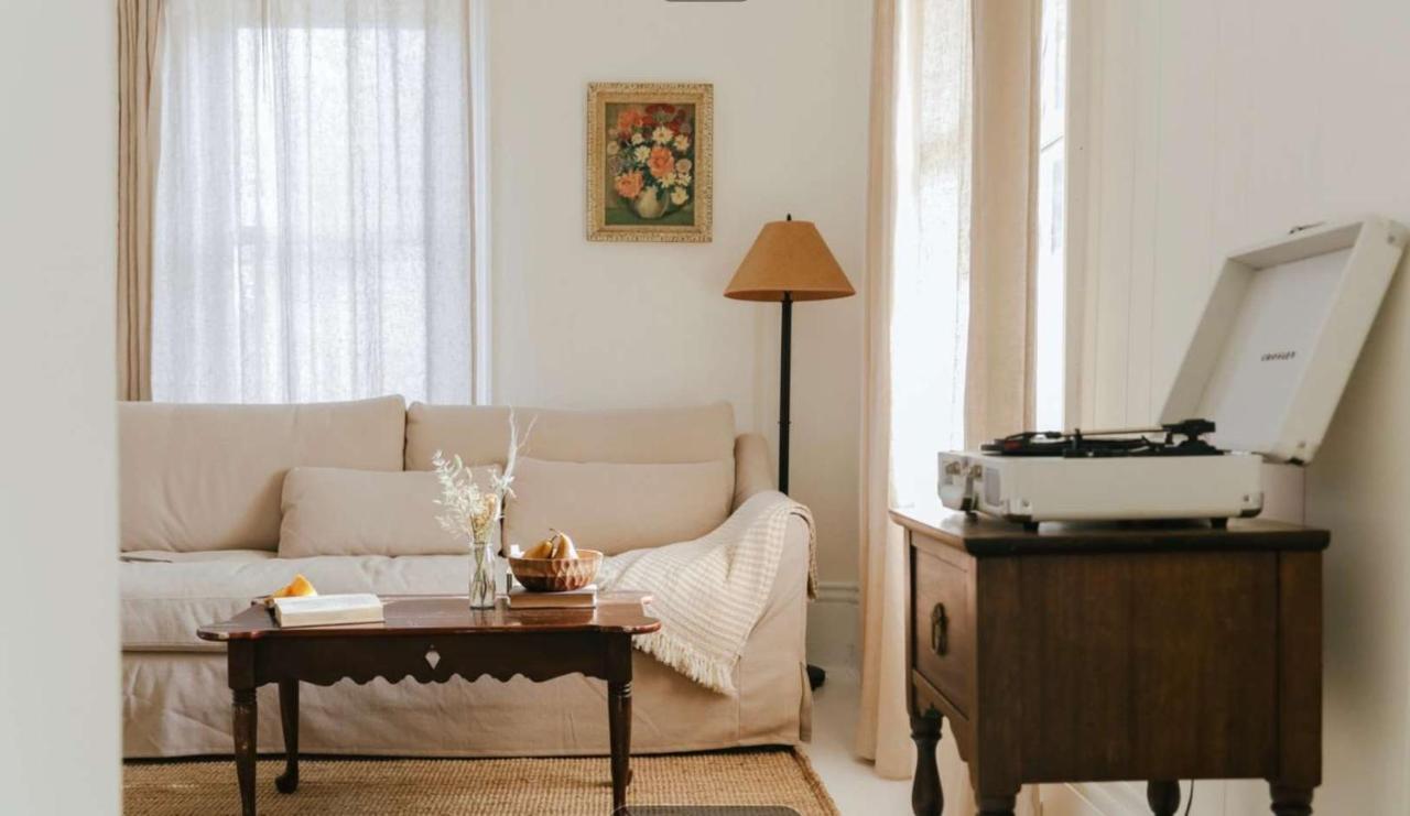 The Wild Rose - Cozy PEC Rental in Picton ST-2020-0428 - B&B Picton
