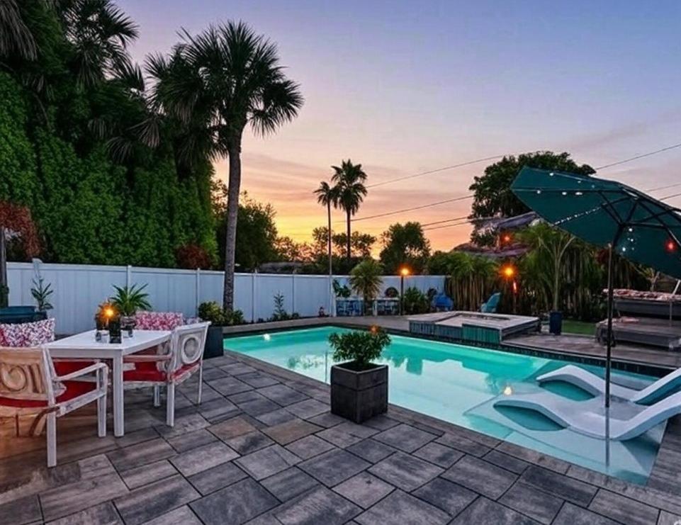 Sanctuary Home Naples-Luxury Beach House with Private Pool and Oasis! - Bed and Breakfast Naples