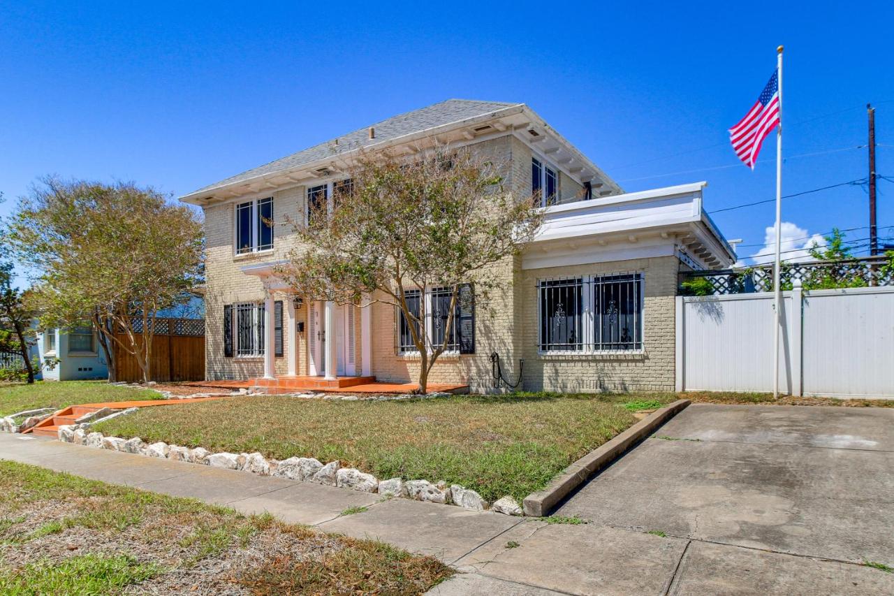 Corpus Christi Home w/ Pool & Hot Tub: Walk to Bay - B&B Corpus Christi