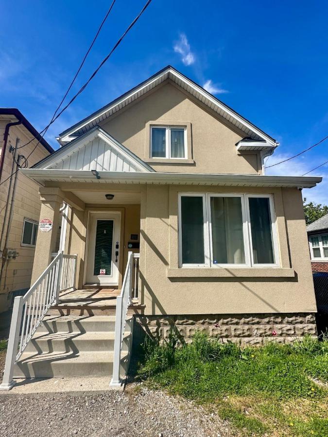 Clifton Hill Luxury Mojo Dojo! - B&B Niagara Falls