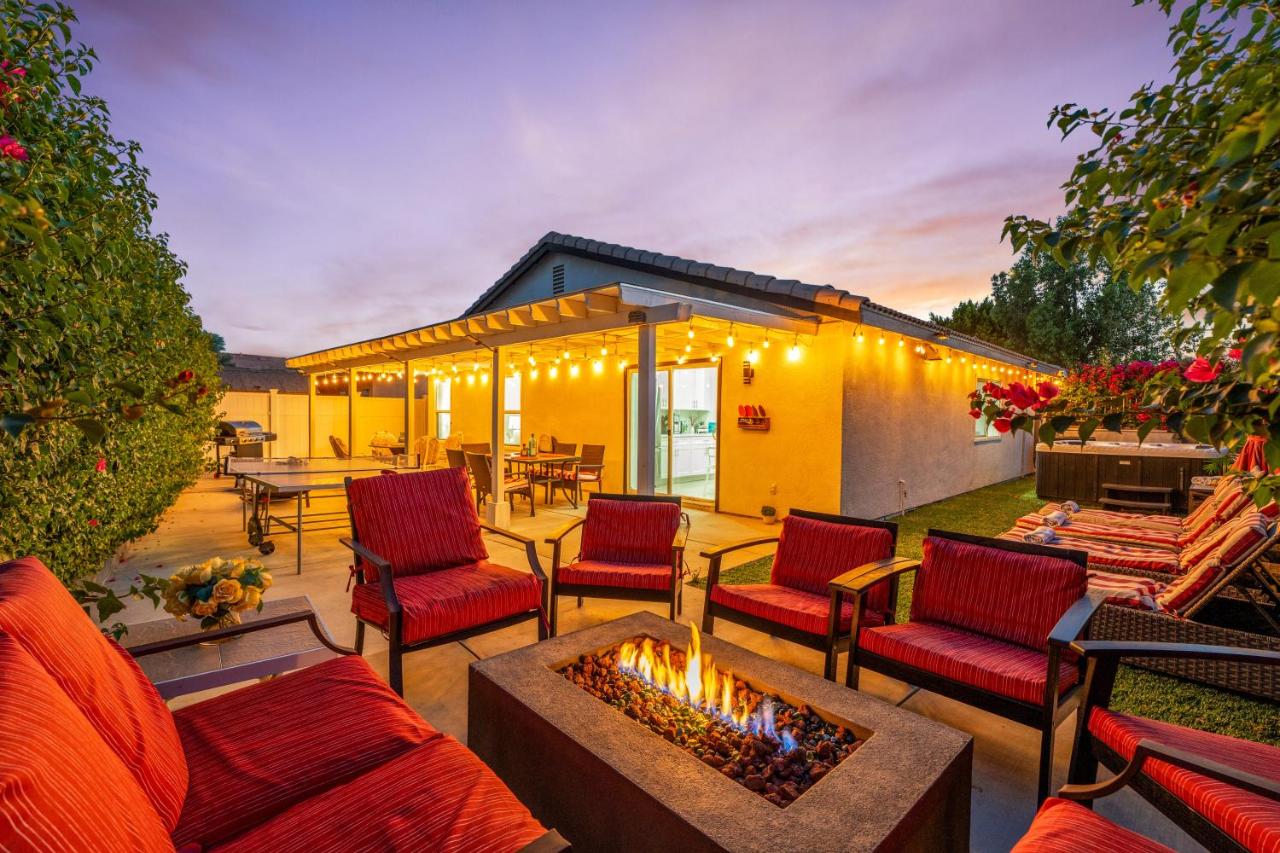 The Coachella Gem with Spa and Fire-pit sleeps 14 - Chambres d'hôtes Coachella
