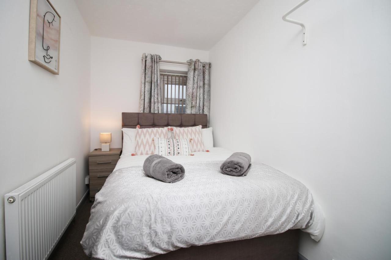 4 Bed - City Centre Parking - Ideal for Contractors - B&B Swansea