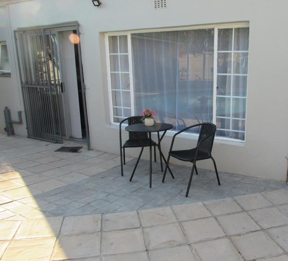 Poolside Garden Studio Queenswood - B&B Pretoria