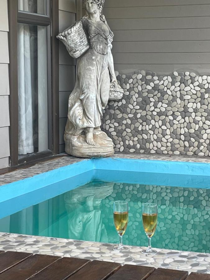 Feather and Antelope self-catering cottage - Ferienwohnung Mahikeng