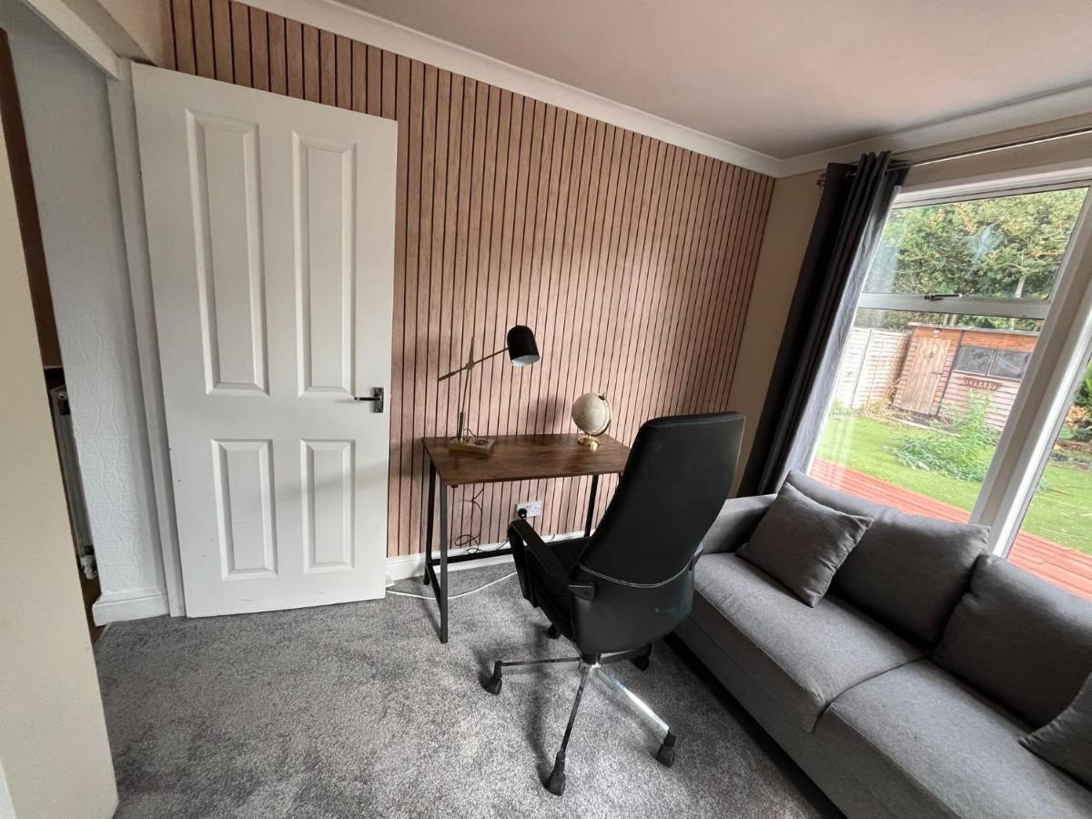 Belloc House Contractor Ready 3BR, 5 Beds, Parking, Nr Gatwick - B&B Crawley