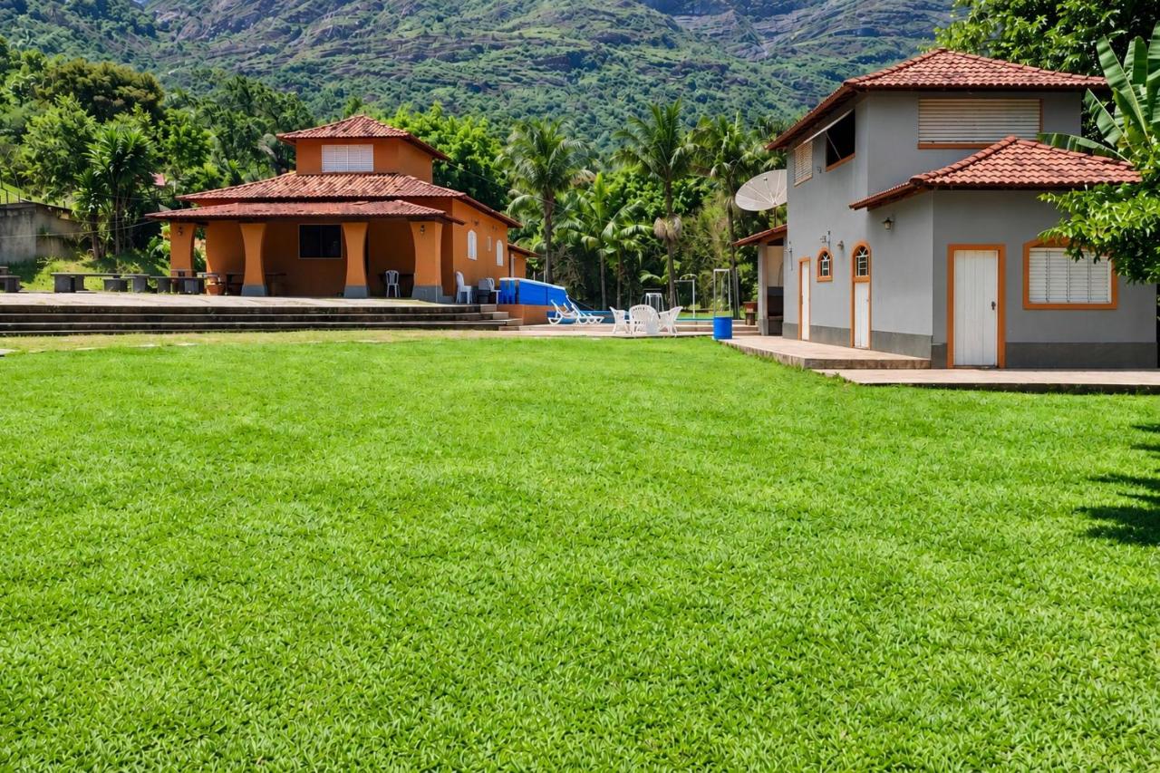Sítio com duas casas quadra de futebol e cachoeira - Bed and Breakfast Brumadinho