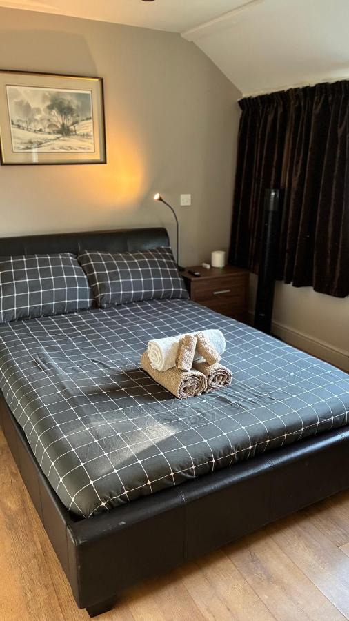 2 village apartments only 2.2 miles from the Refinery - Bed and Breakfast East Halton