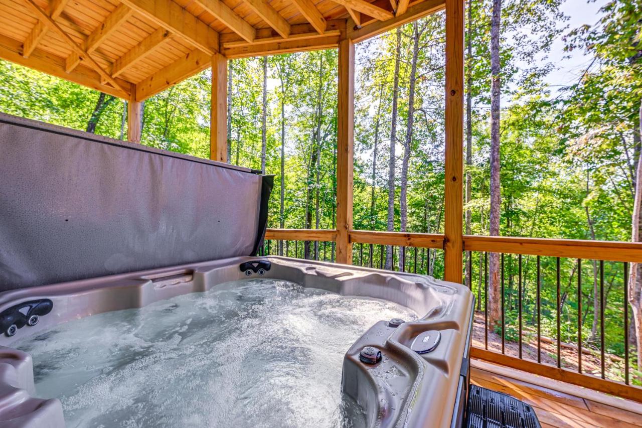 Sauna, Hot Tub & Smoky Mtn Views: Moonshadow Lodge - Bed and Breakfast Whittier