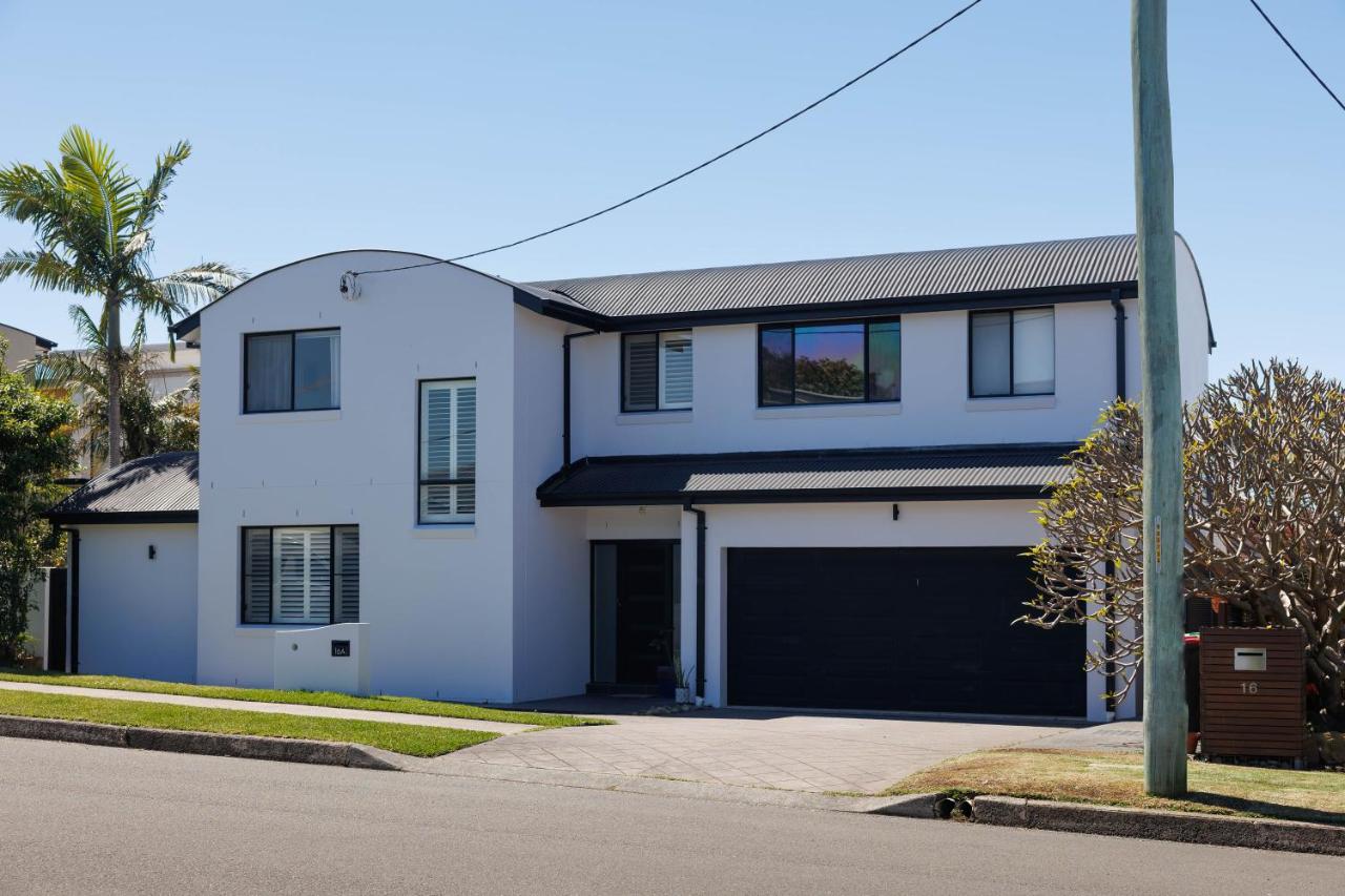 Shellharbour Family Beach Escape - 4 Bedroom House - B&B Shellharbour