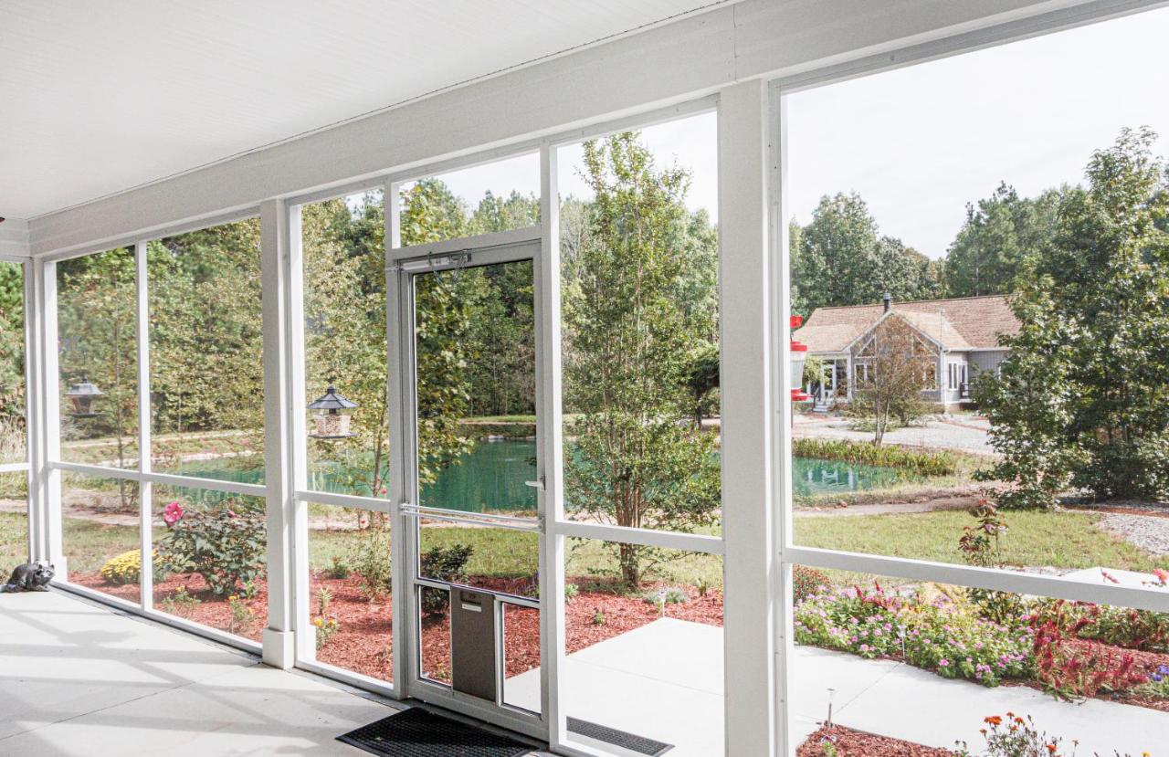 Ultimate Forest Hideaway with Pristine Acreage and Pond - Chambres d'hôtes Castalia