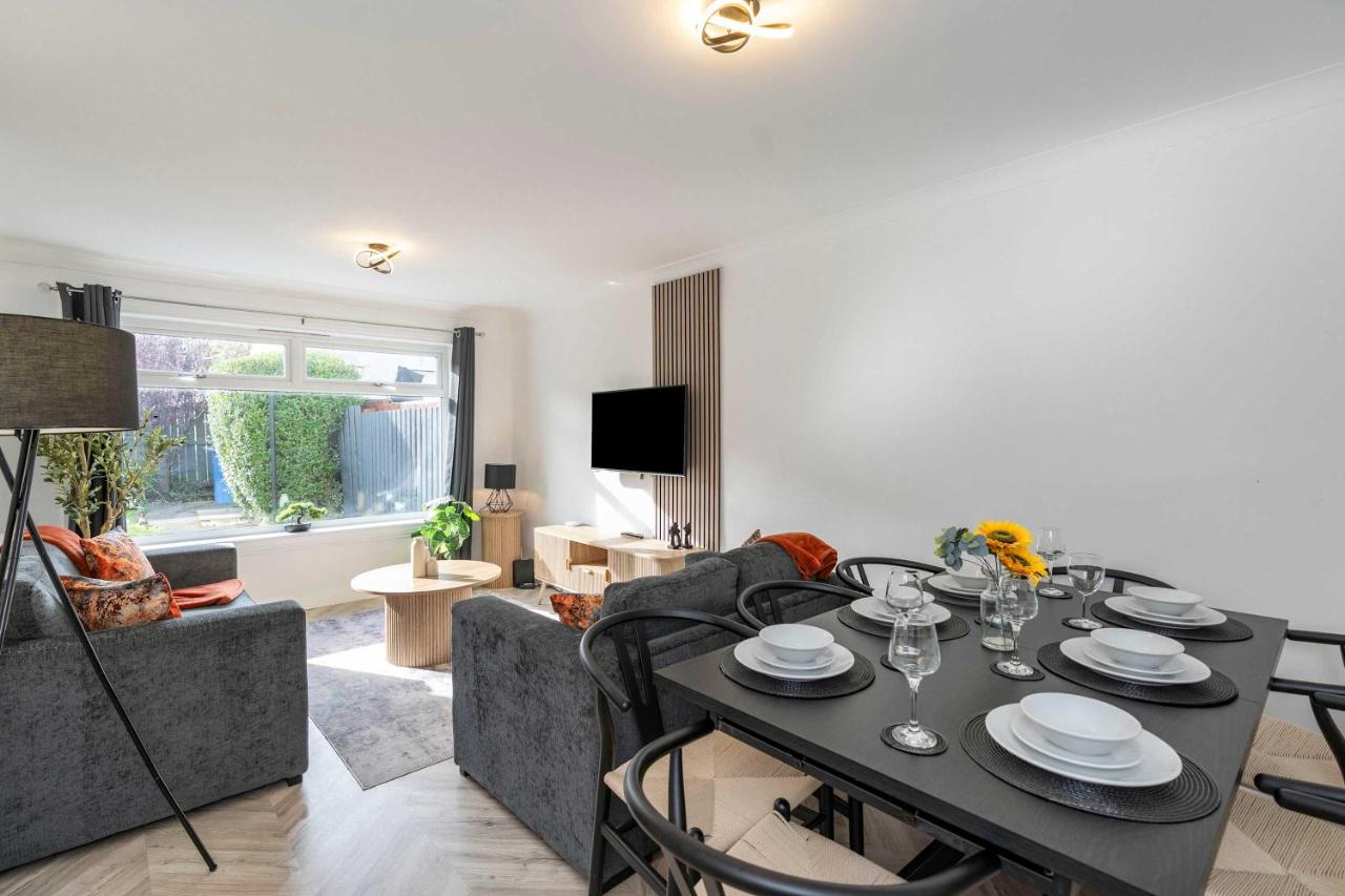 Contractor & Family Friendly House - Sleeps 8 - FREE Parking and Fast Wi-Fi - B&B Uphall