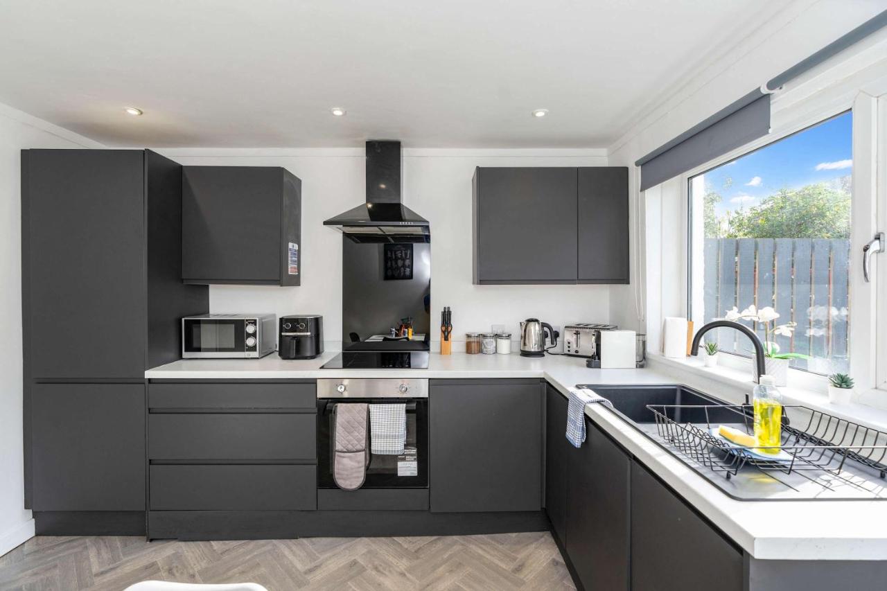 Contractor & Family Friendly House - Sleeps 8 - FREE Parking and Fast Wi-Fi - B&B Uphall