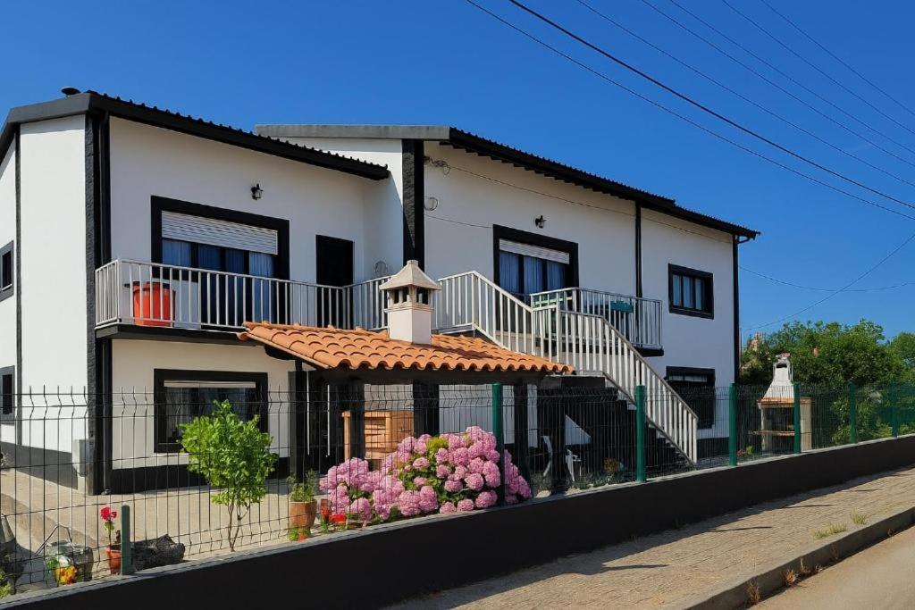 Freedom Surf House Four Bedroom Upstairs Villa - B&B Serra de El-Rei