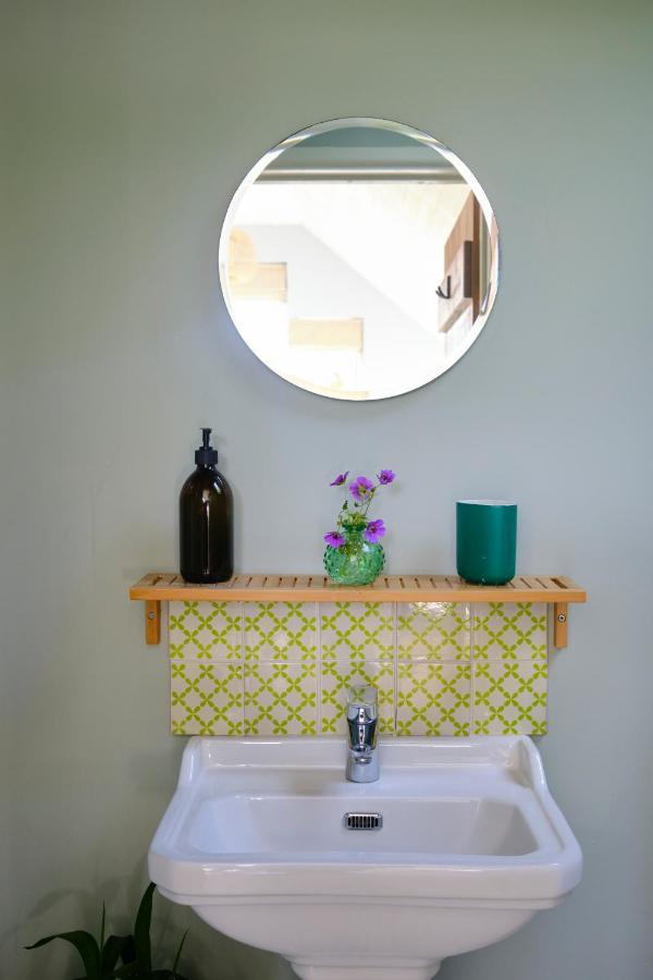Bright, airy Annex in village with stunning views - Bed and Breakfast Stroud