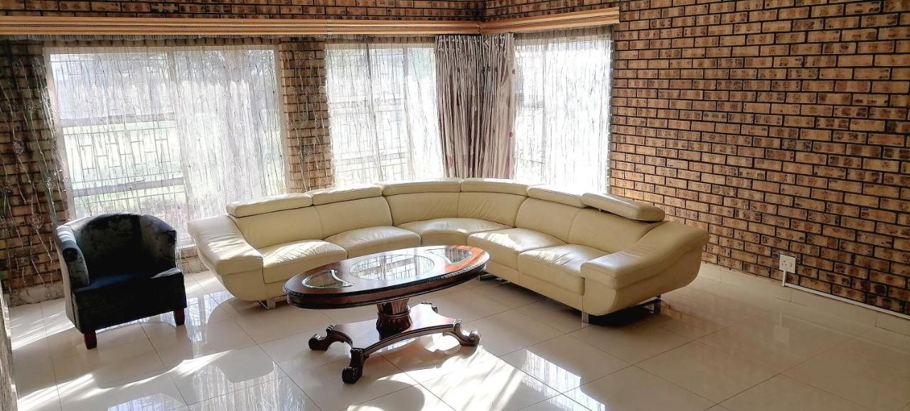Inala Town Lodge represents calm and relaxation - Chambres d'hôtes Hendrina