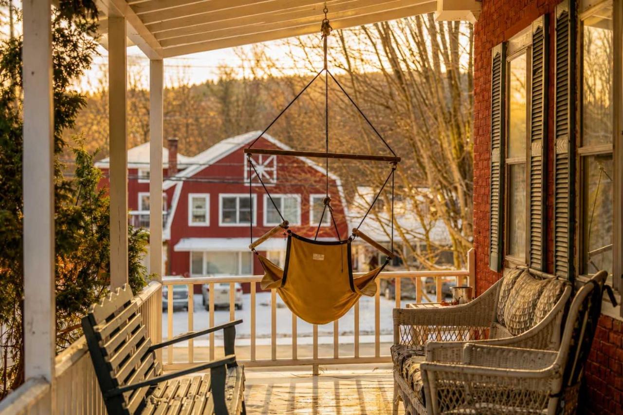 1820 House - VT Charm + Modern Comforts + Hot Tub - B&B Stowe