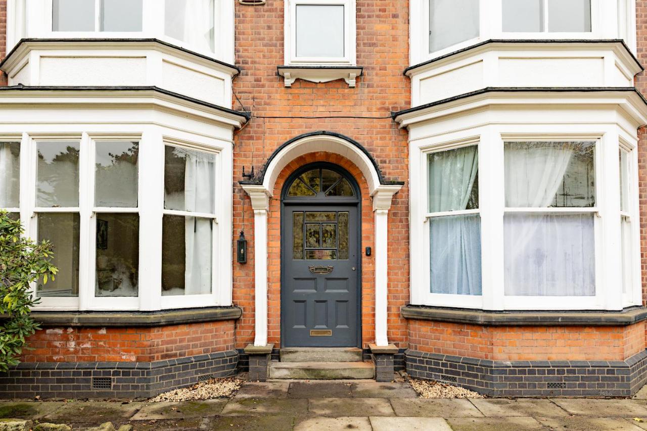 spacious 5 Bed house /sleeps 10/ garden and parking - Chambres d'hôtes Leicester