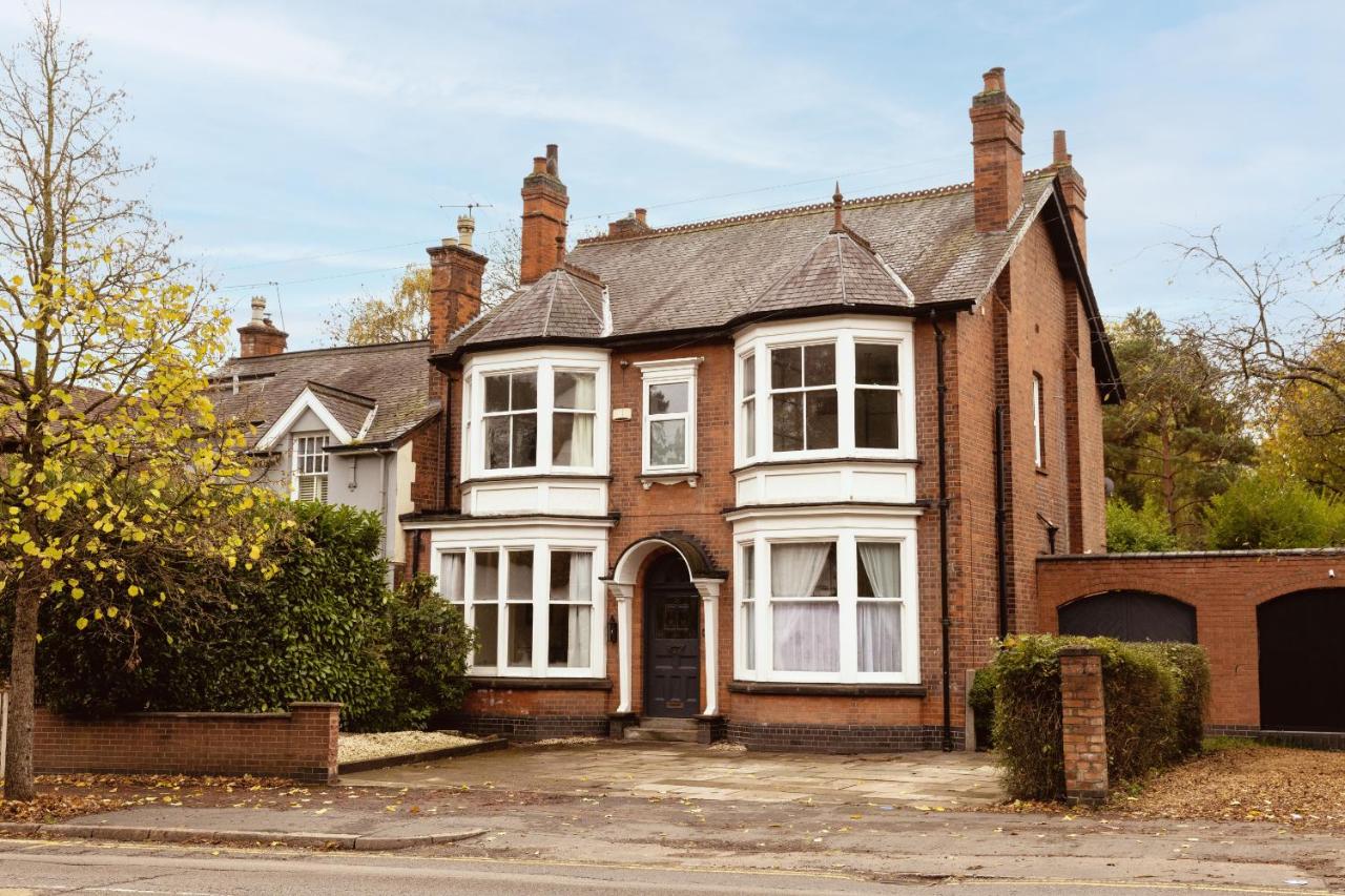 spacious 5 Bed house /sleeps 10/ garden and parking - Chambres d'hôtes Leicester