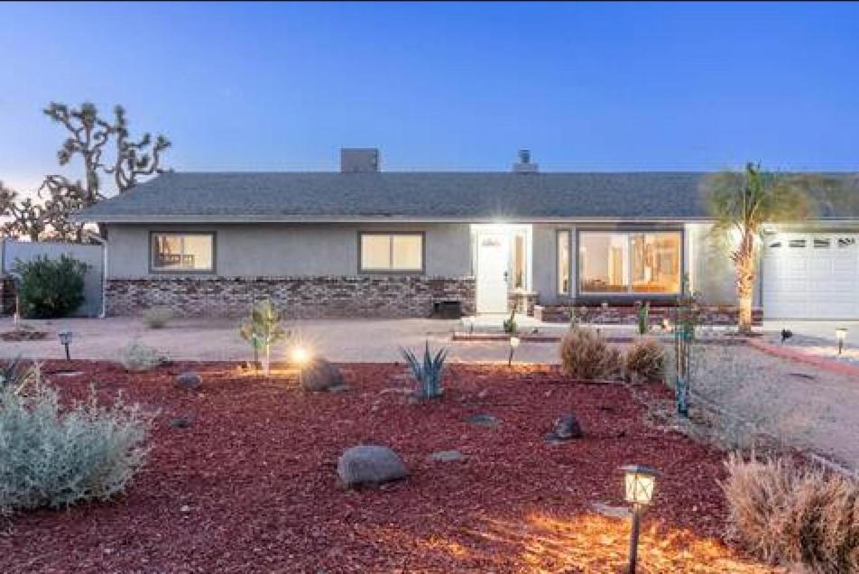 Sun Mesa Poolside Hideaway - Spa - Game Room - NEW - Chambres d'hôtes Yucca Valley