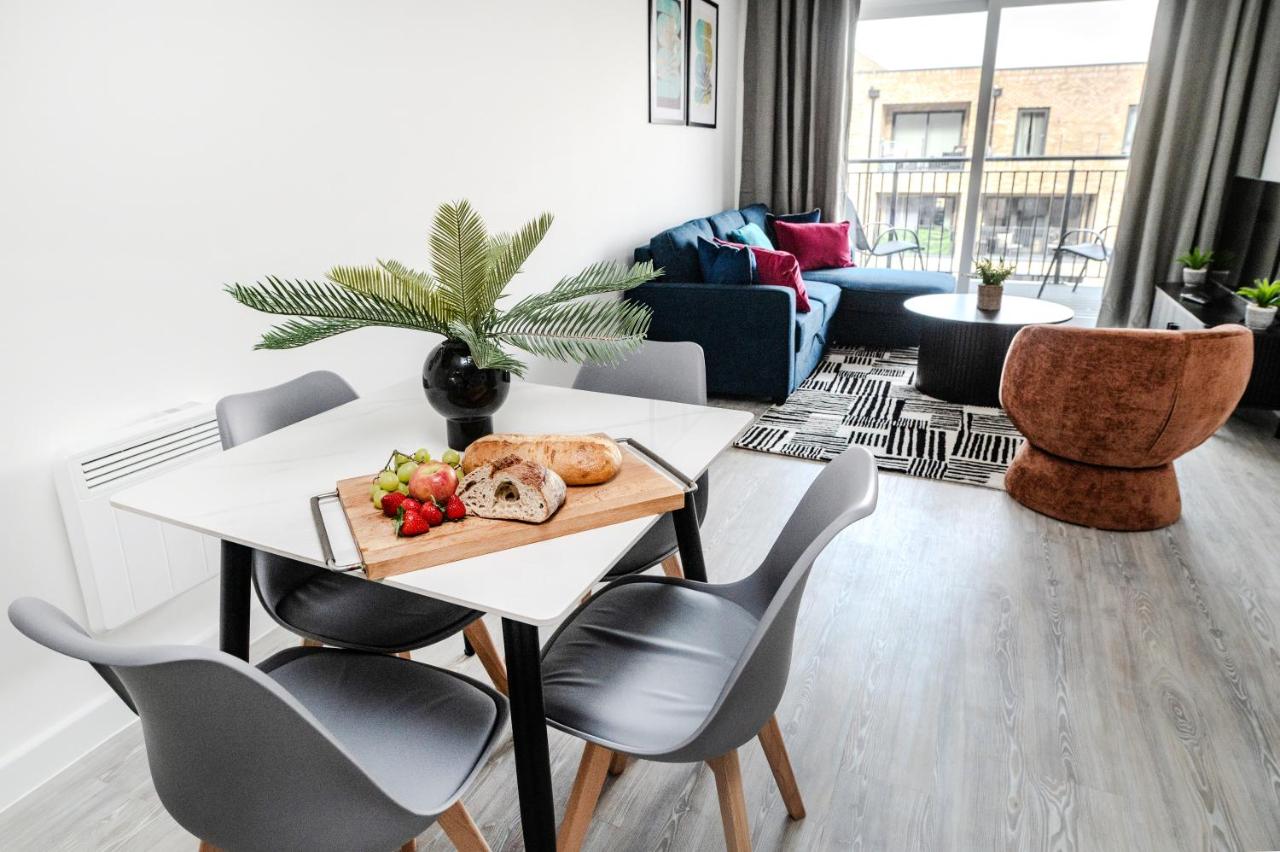 2BR Modern Flat, fast Wi-Fi, Balcony & Parking - B&B Milton Keynes