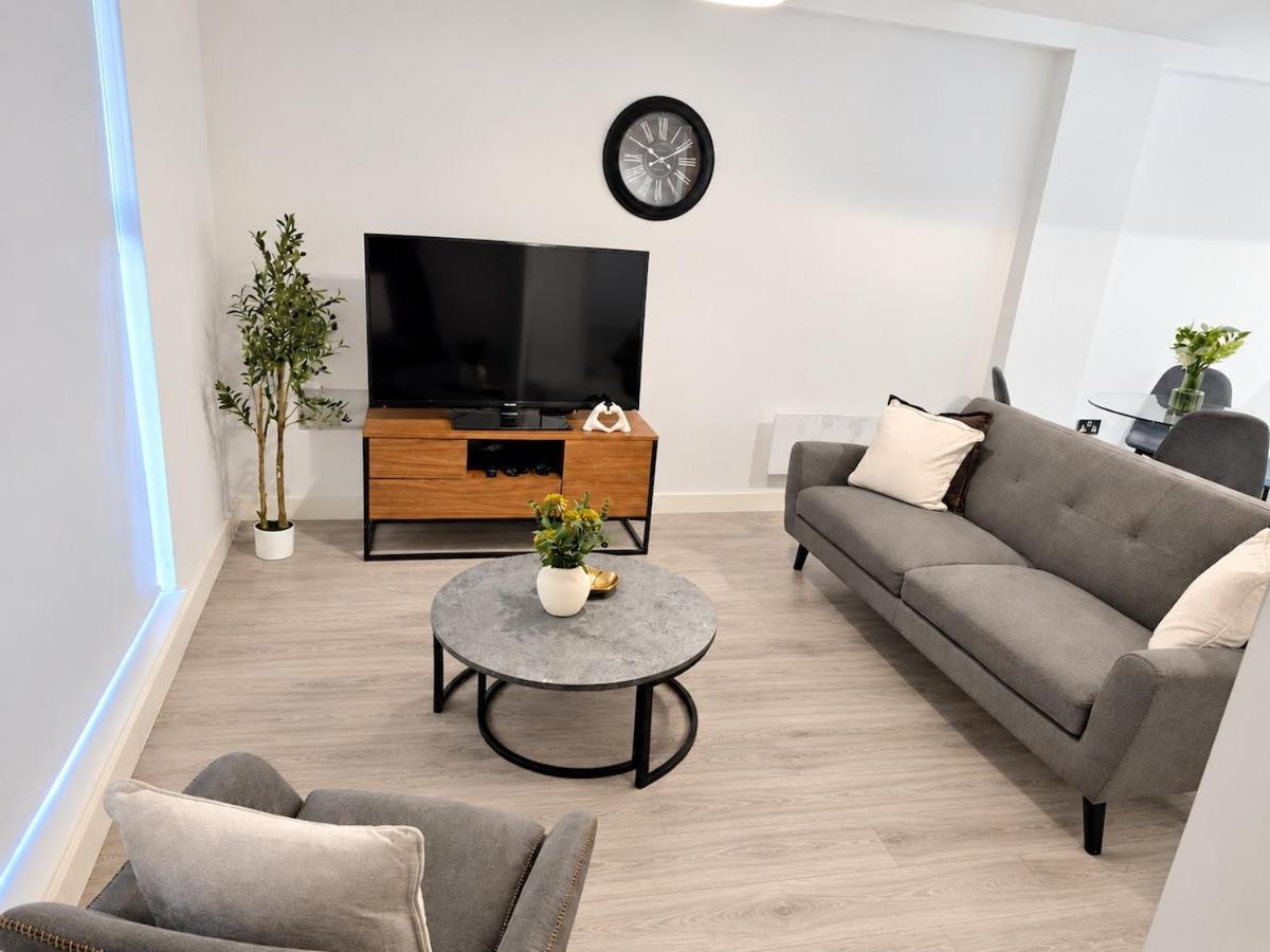 2BR Salford Haven with Balcony in Greater Manchester - B&B Manchester