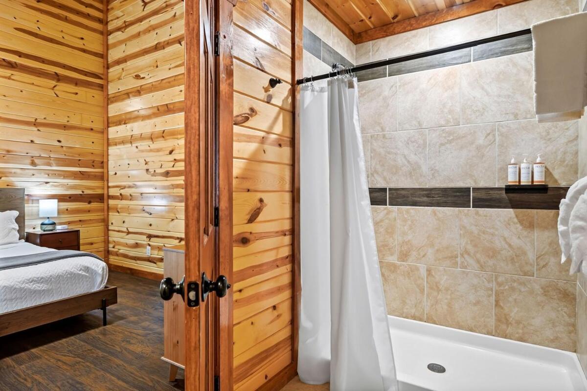Smoky Ridge Cabin with Indoor Pool and Theater - B&B Sevierville