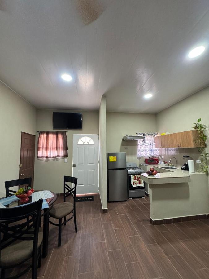 Cozy 2BR Apt in Santa Ana, AC, Parking & Wifi - Bed and Breakfast Santa Ana